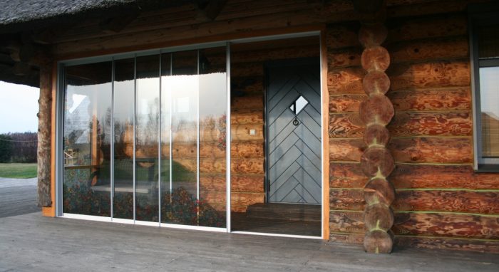 Log house glazing and porch establishment